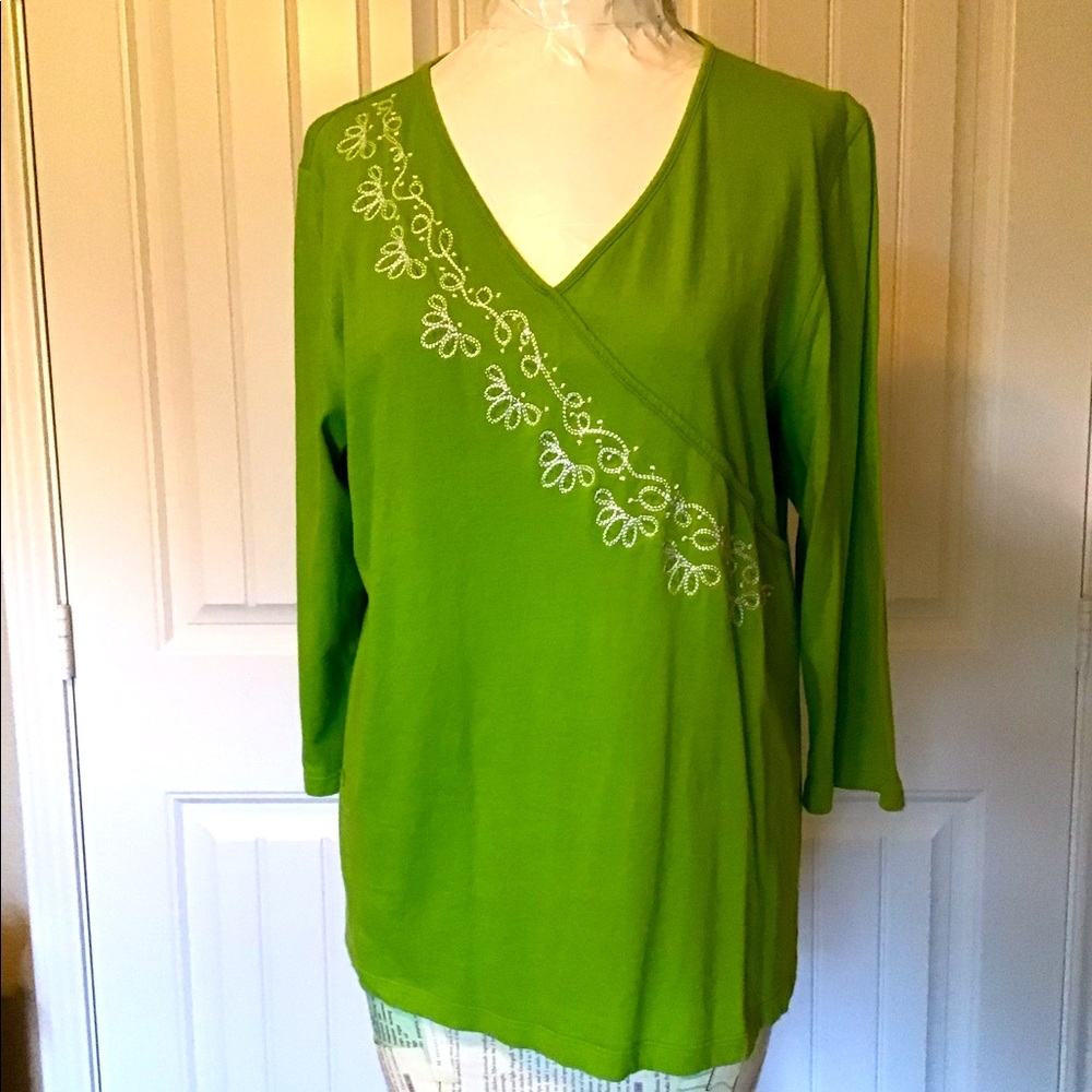 V NECK EMBROIDERY NECKLINE 3/4 LENGTH SLEEVE TOP